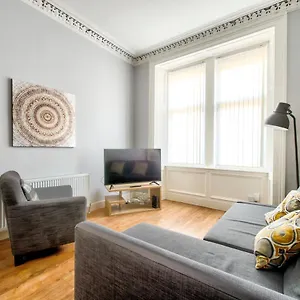  Apartment Sleeps 6 Free Parking