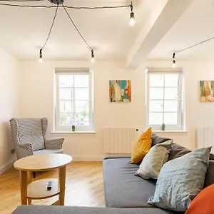 Apartment Central, Bright 2 Bed Flat - Pool & Sauna